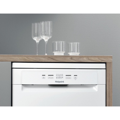 Hotpoint HFC 2B19 UK N Aquarius Dishwasher in White