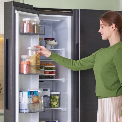 Samsung AI Series 6 Fridge Freezer Black RS70F64KEFEU